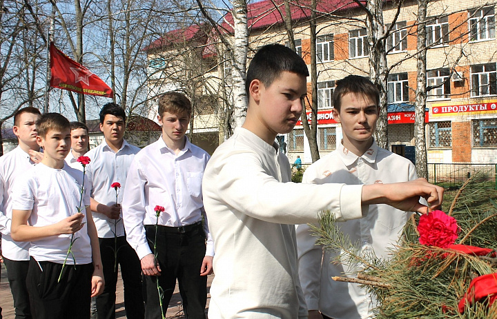 Студенты ЦАТТ возложили цветы к памятнику Неизвестного солдата в сквере Победы